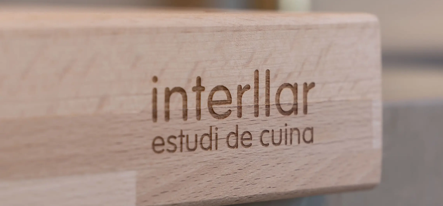 Logo fusta Interllar Disseny Cuines